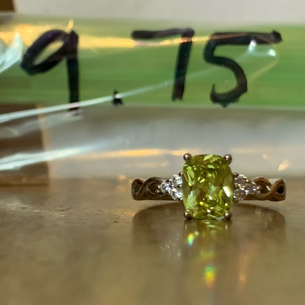 Sophisticated Green Peridot Ring with Diamond Accents